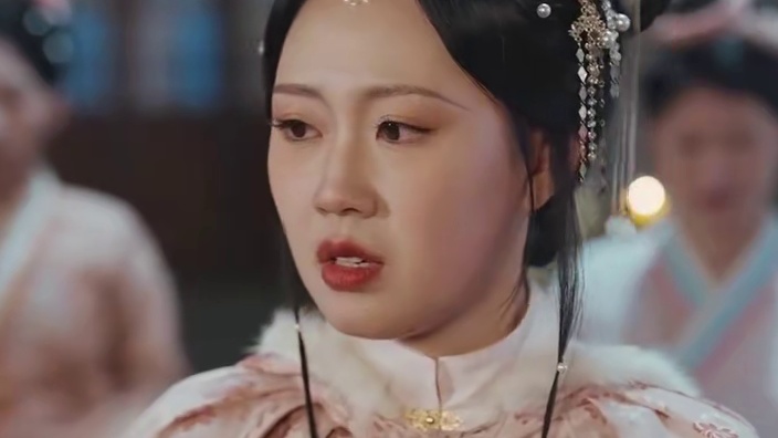 扯一个线头就让凤袍破个大洞 #古装 #新剧来袭