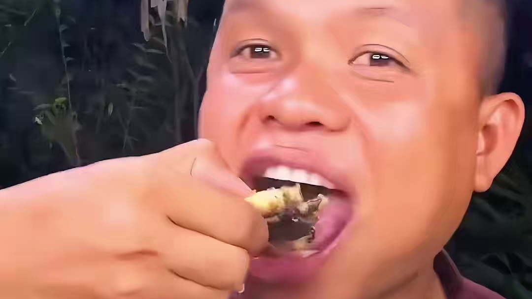 阿嘎吃苦菜辣煮️蛋蛋蛙 #泰国生活 #户外美食 #泰国美食 #美食