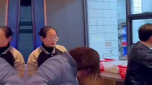 【碧桂园·十里江湾】美食新地标来啦！ 
 饭桌故事十里江湾店，12月30日盛大试营业
     就在