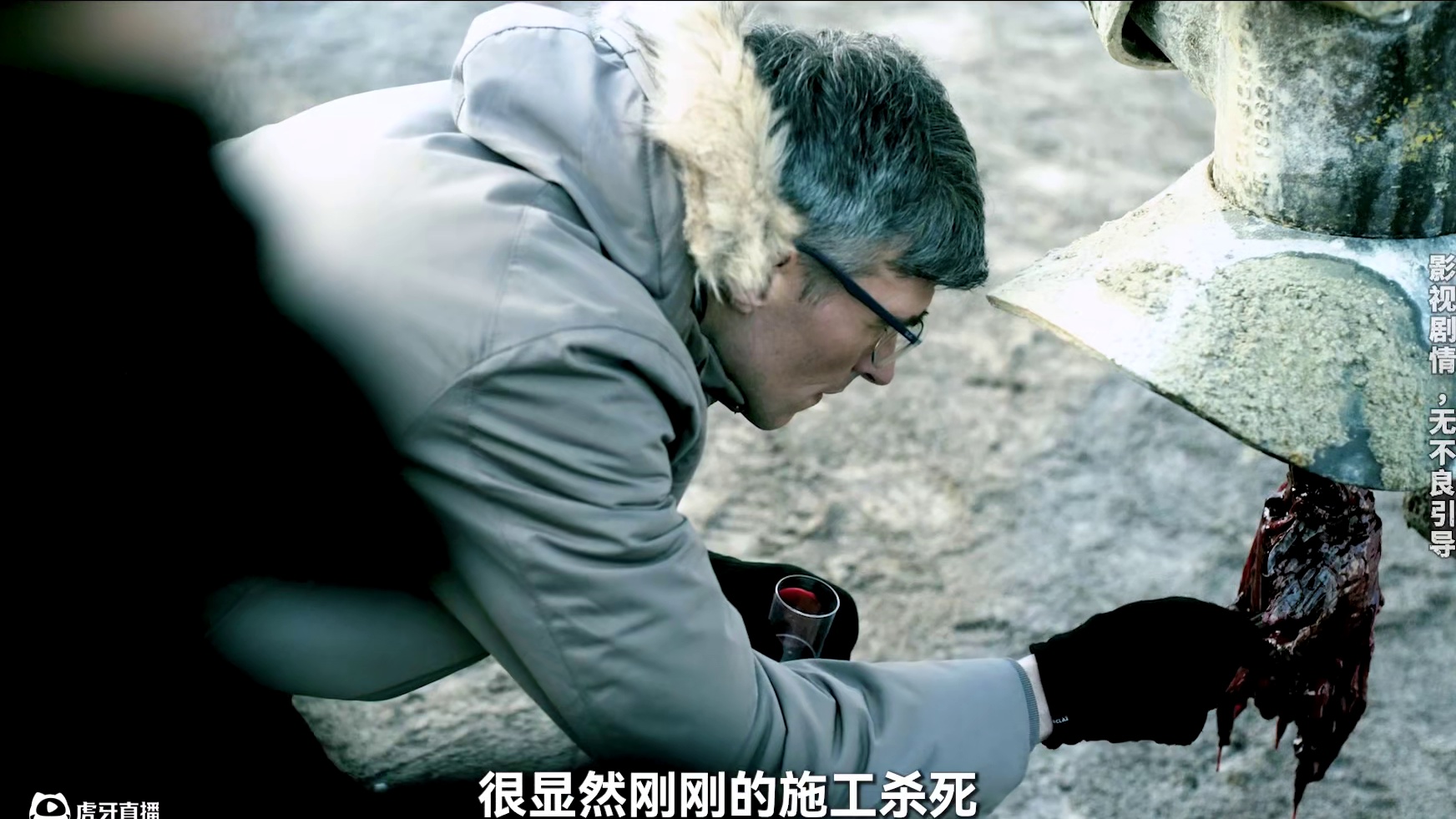 施工队不小心挖穿地面，释放出可怕的怪物，惊悚恐怖