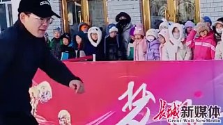 12月30日（采訪(fǎng)時(shí)間），#黑龍江伊春舉辦打出溜滑比賽  ，體育老師以28.4米的成績(jī)奪得第一名。南