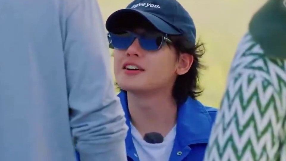 卧槽甚至连沈腾这么能接梗的人都不敢回头哈哈哈哈哈哈哈哈  #TNT时代少年团  #宋亚轩  #黄景瑜