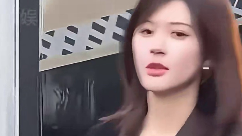 女星身材被路人镜头公开处刑，赵露思瘦被助理搀扶，白鹿瘦脱相 #赵露思 #明星 #资讯 #八卦