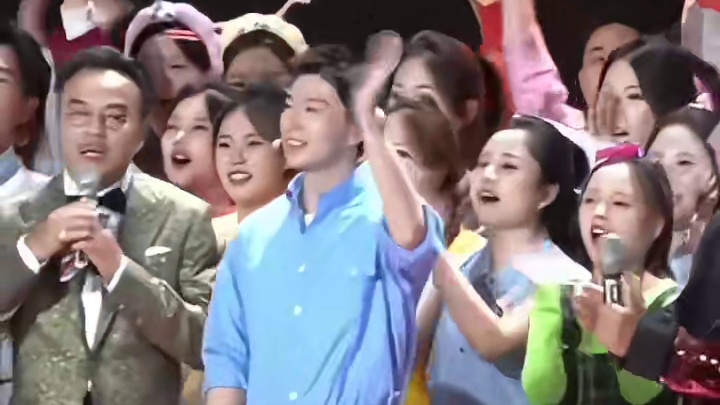 马龙现身湖南跨年晚会，现场人气太高了，明星们都纷纷和他合影！#马龙