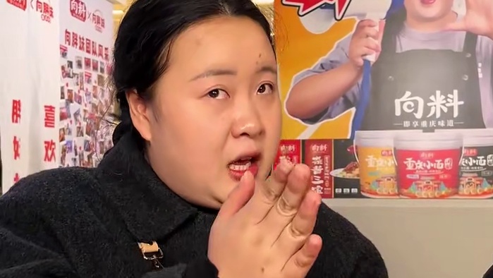 小伙来挑战4两豌杂面，说前两年合伙创业开奶茶店亏了12万！