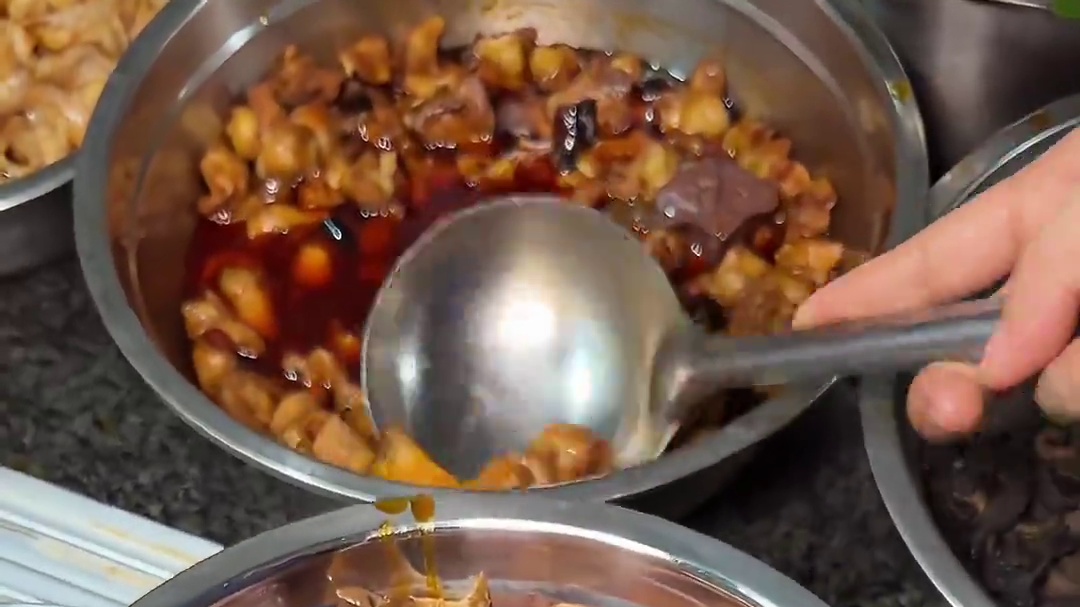 在广西居然吃到了十块钱十种配料的米粉，你敢信