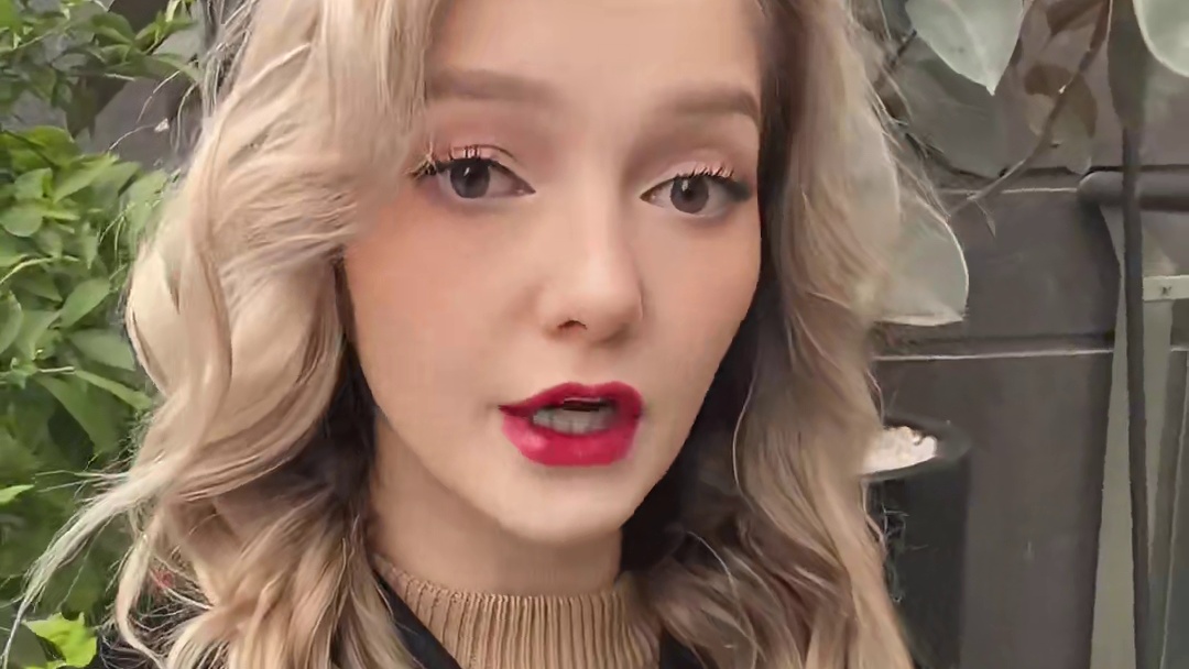 四川的腊肠已经挂满房顶和窗户啦！#又到了阳台挂腊肠的季节  #家乡年货腔调 #南方美