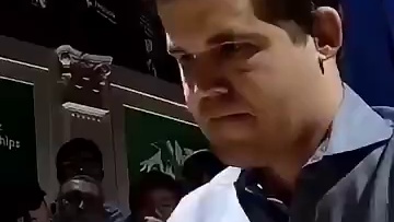 卡尔森怒砸棋盘