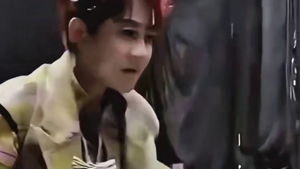 父子俩如出一辙