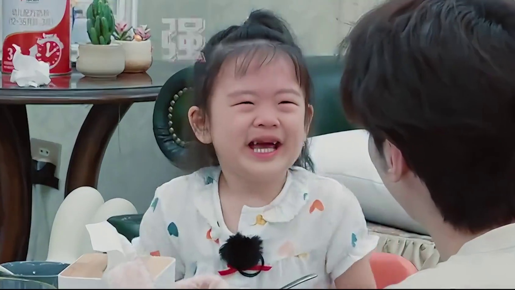 这对父母把温柔都给了3岁妹妹，只因相差16岁的哥哥太奇葩