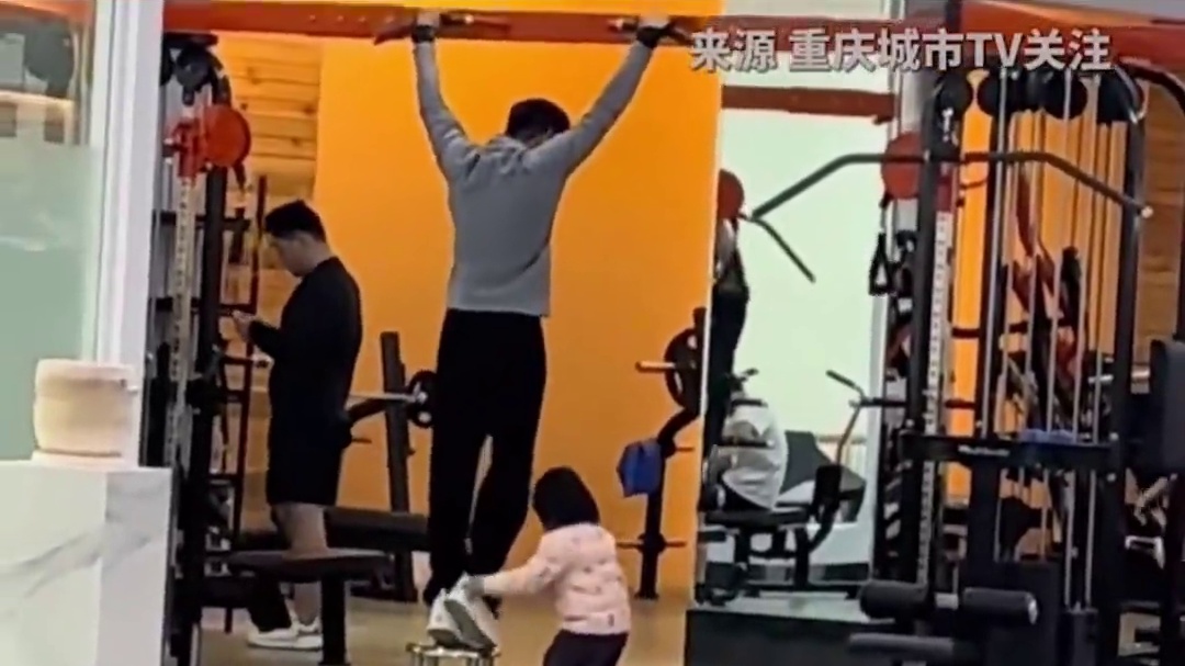 在女儿的心里，爸爸一定是有超能力的“英雄”吧！