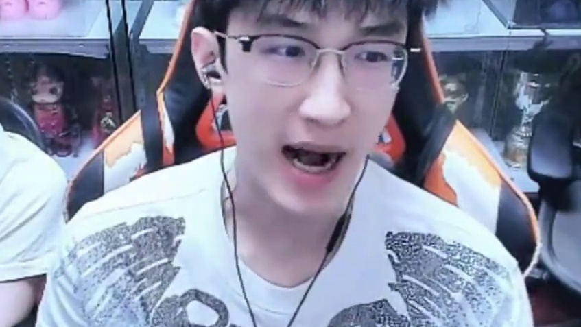 怪不得人家能第一秒伤！有这内功包是他呀！ 