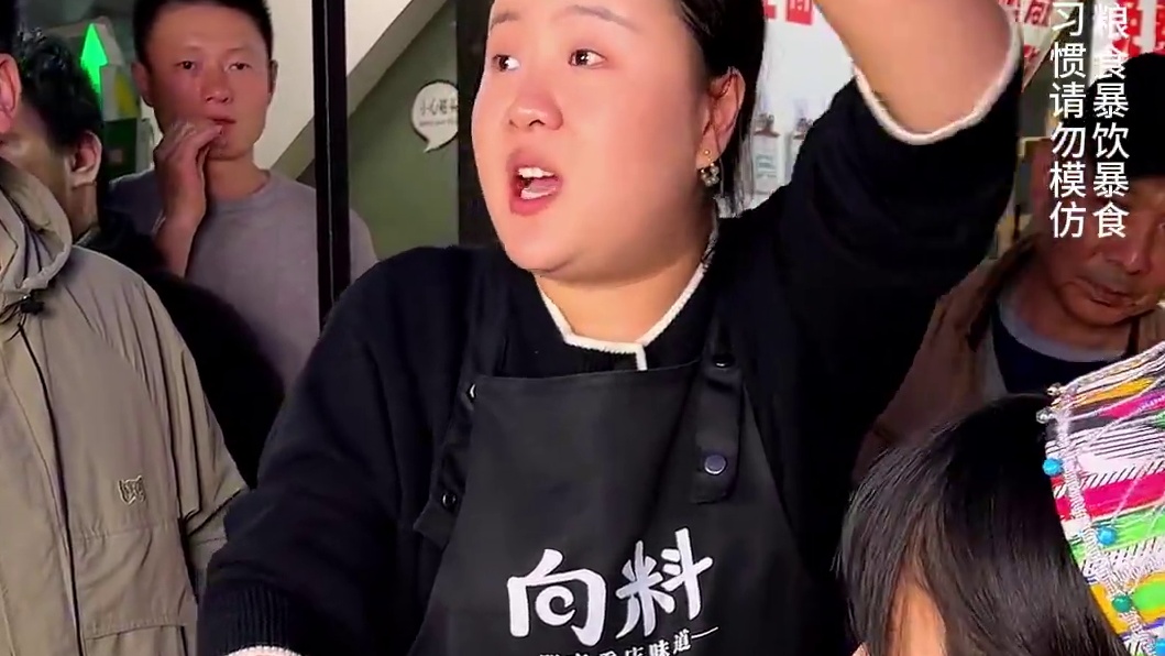 能吃下一头羊的新疆美女来挑战，惊呆旁边100个围观群众！#挑战 #吃面 #妈呀太香了