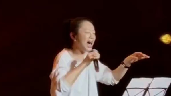 黄绮珊《晚霞·不晚》演唱会，将于2025年1月4日降临佛山南海体育中心体育馆。在这个寒冷的冬日傍晚，