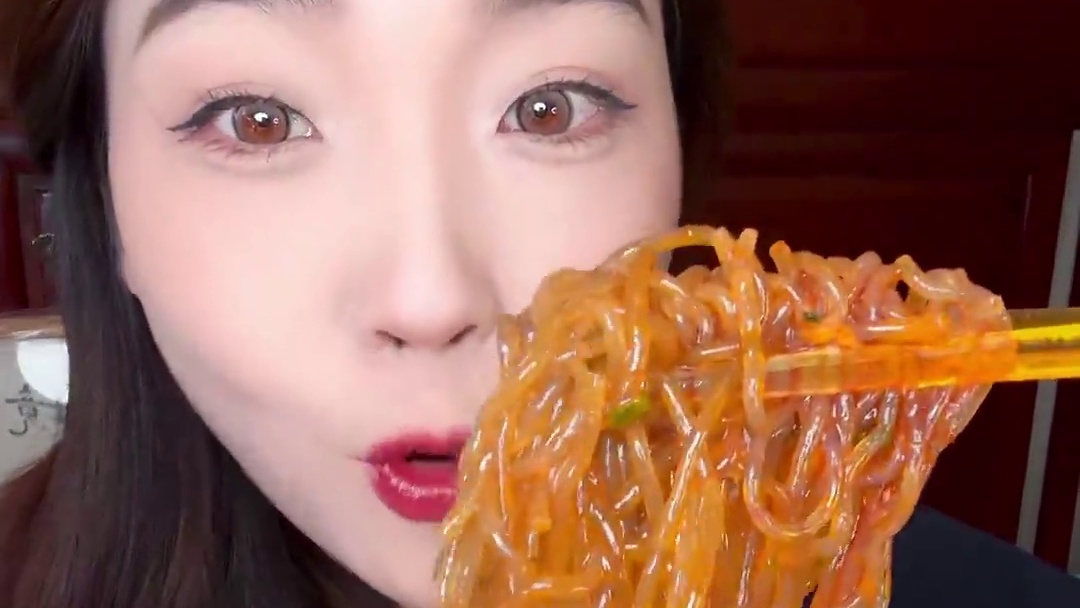 魔芋碰上火锅！真的好香呀！一桶全部吃完260大卡左右哦！味道真的嘎嘎好！#快吃吧大馋丫头 #魔芋火锅