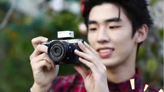 神牛ZENIKO迷你机顶闪光灯即将发布，小巧复古，金属机身，黑银双色！#摄影器材 #闪光灯 #迷你闪