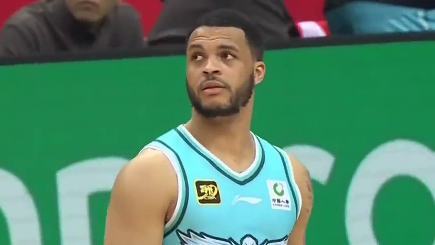 为了打CBA，不惜自掏腰包赔付违约金，如今征服球迷喊他MVP #CBA #杨瀚森 #韦瑟斯庞 #青岛