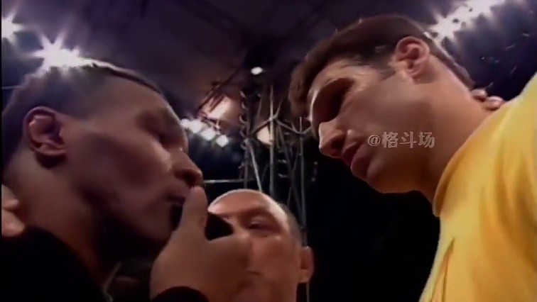 这是泰森职业生涯最失控的一场，不光KO了对手连裁判过去拉都被KO了…#拳击 #泰森 #内容启发搜索