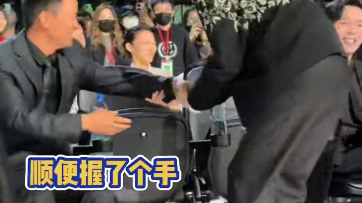 成毅:在哪摔倒我就在哪社交#成毅自己吓自己 #成毅 #成毅险些摔倒在地 #星光大赏 #娱乐评论大赏