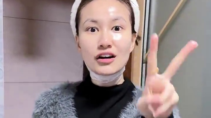 相见恨晚，这款红毯闪光灯面膜必须用它个天荒地老！！#edee ebee闪光灯面膜#熬夜党救星 #面膜