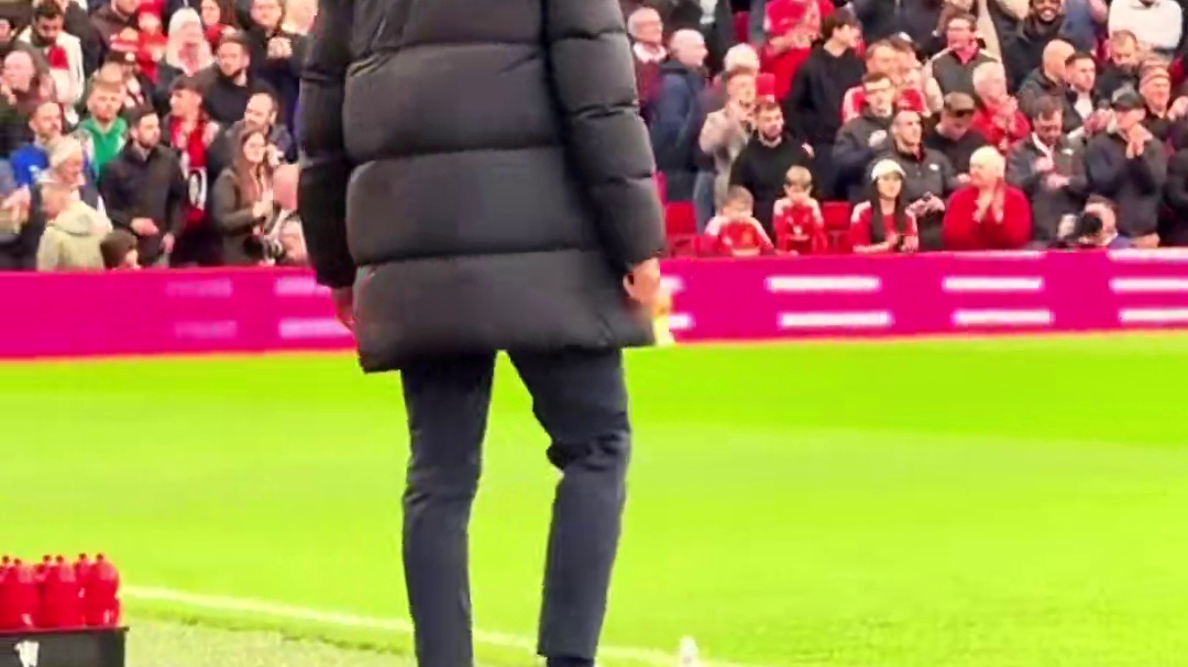 雪中送炭！曼联2比2利物浦终结四连败 #阿莫林 缓解压力 利物浦少赛6分优势继续领跑积分榜#利物浦v