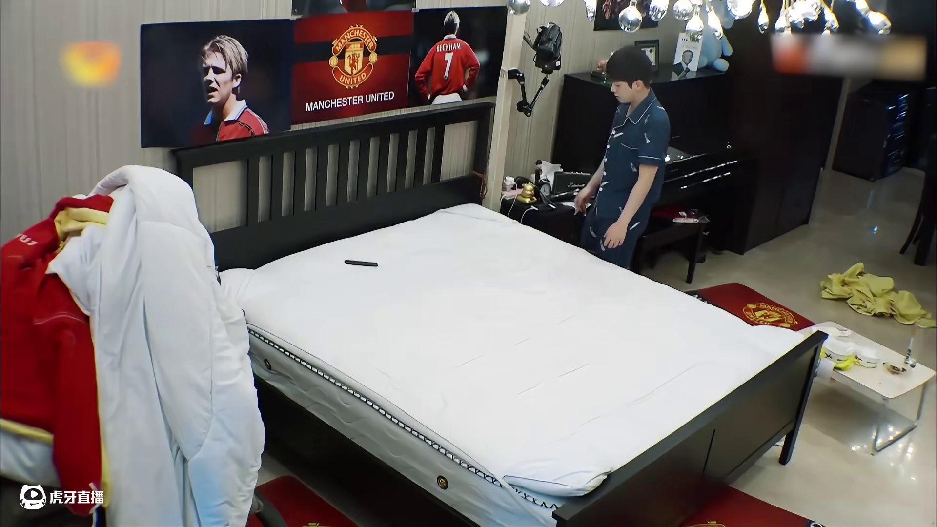 武艺刚换被套就在床上吃饭，结果把汤全洒在了上面