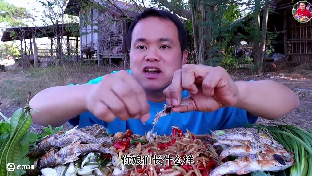 炭烤小河鱼酸辣️剁椒木瓜丝香米大饭团 #泰国主播吃美食视频 #泰国有哪些神奇美食 #