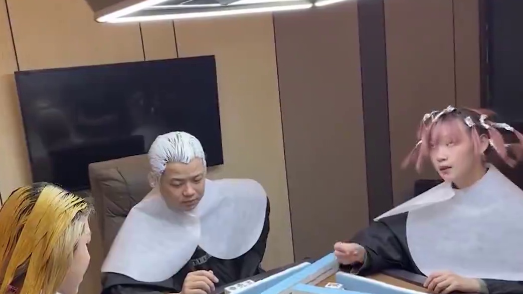 这么一来！过年染头发再也不用担心坐不住了啊#过年就要美美哒 #过年三件套 #搞笑 #染发