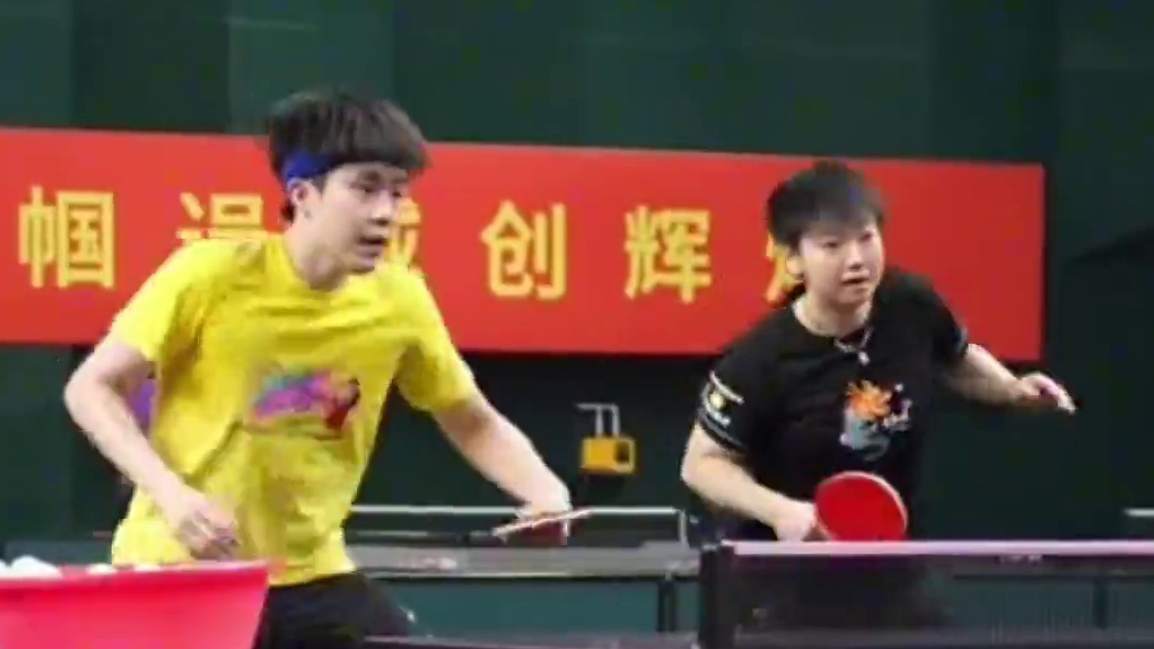 哪怕离开国乒多年，只要国乒需要他们都会不顾一切的回来！这就是国乒的传承啊！#张怡宁 #邓亚萍 #王励