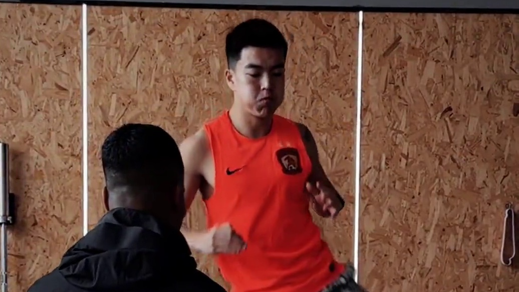 我们的太子【王世龙】边后卫专项训练 “要想突破自己必须保持勇气、毅力、决心”
✅专业足球运动员为了全