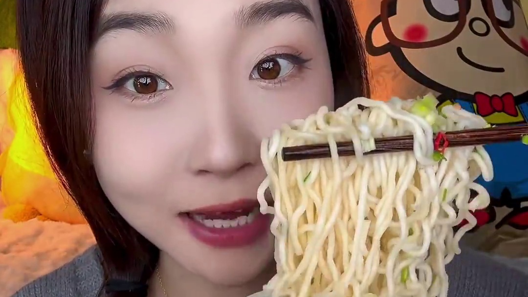 吃腻了红烧牛肉面试试康师傅黑白胡椒面！浓浓的高汤包！真的很香呀！胡椒浓，好吃得很！#天儿冷吃点啥 #