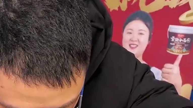 社恐小伙挑战50个饺子，全程没抬起头，隔着屏幕都能感受到他的紧张！#美食 #挑战 #调料