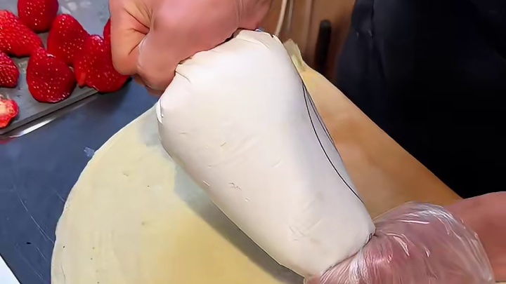 草莓正好中和了甜度，酸酸甜甜的