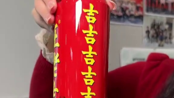 叠叠乐新玩法？给大家安利一个超好玩的办公室挑战！#新年大吉喝王老吉 #王老吉蛇年长吉罐 #蛇年长吉喝