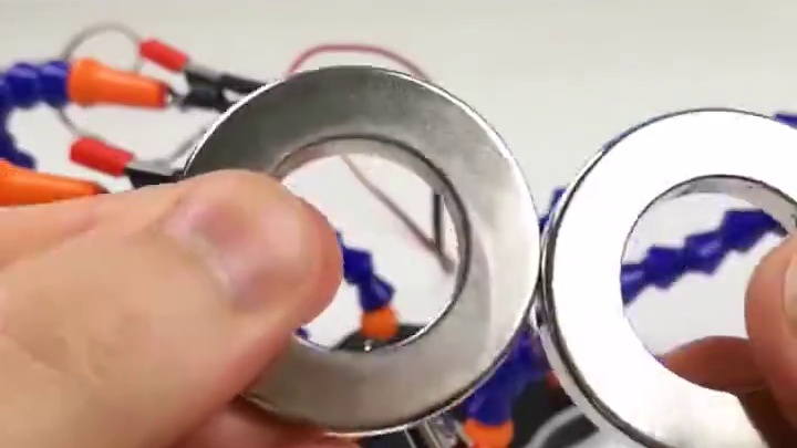 给钕磁铁通上电会怎样？电弧犹如传送门，画面让人眼前一亮 #涨知识 #科普一下