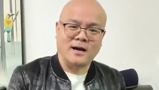 英伟达老黄鳄装爆全球#CES #英伟达 #鳄鱼哥 #鳄鱼皮衣 #鳄鱼