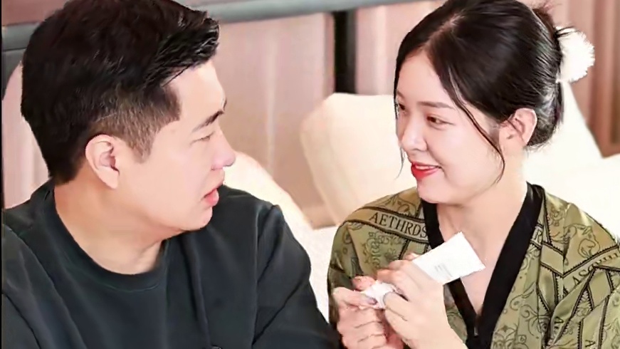 跟小虎打赌说这个面膜很神奇，他居然不信我#外国媳妇#面膜