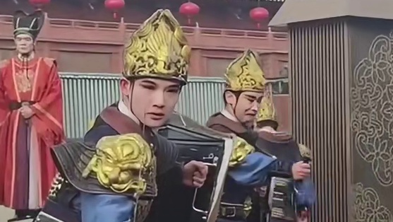 前有丢刀侍卫，今有摔碗勇士