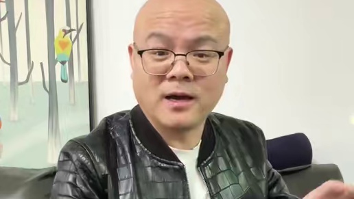 老黄鳄鱼皮衣惊艳世界#CES2025#黄仁勋  #鳄鱼皮衣 #鳄鱼哥 #鳄鱼