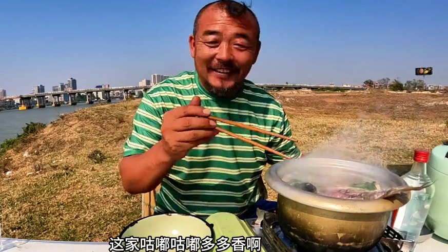 广东鉴江边露营，晚餐吃沙大厨捡的火锅鱼，真过瘾#露营美食 #自驾游