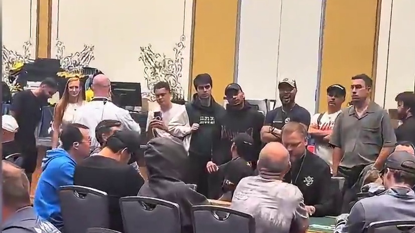 当球星闯进普通人的镜头会发生什么 #识货种草官 #内容启发搜索 #dou来足球季 #足球的魅力