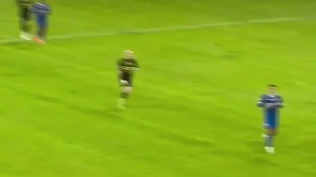 本泽霸王龙！本泽马拿球反击在中场连续变向晃倒对手