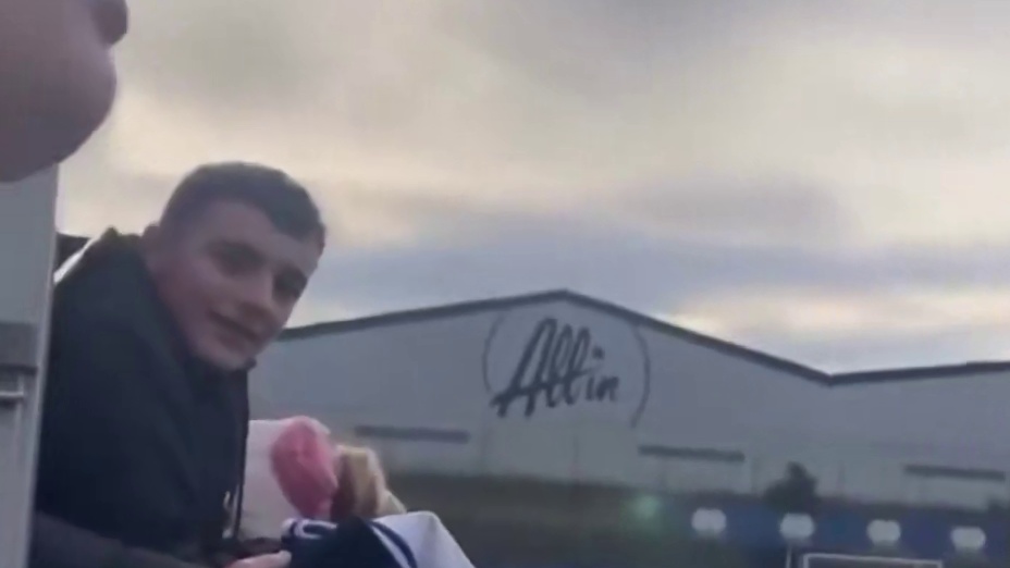 球迷请求球员引荐工作机会，球员委婉拒绝退还简历#足球#