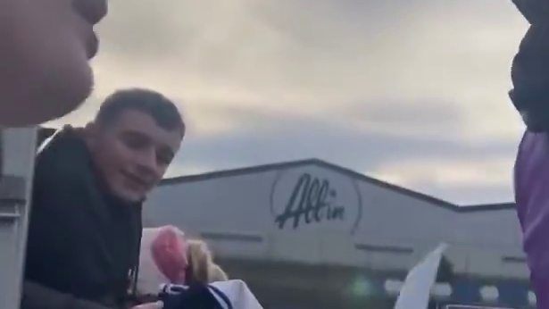 球迷请求球员引荐工作机会，球员委婉拒绝退还简历#足球 