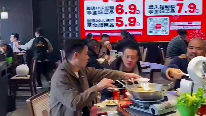 【舌尖上的狂欢，新店开业啦】
庆祝饭桌故事十里江湾盛大开业，我们用美食为你打造一场味蕾的狂欢！
精心