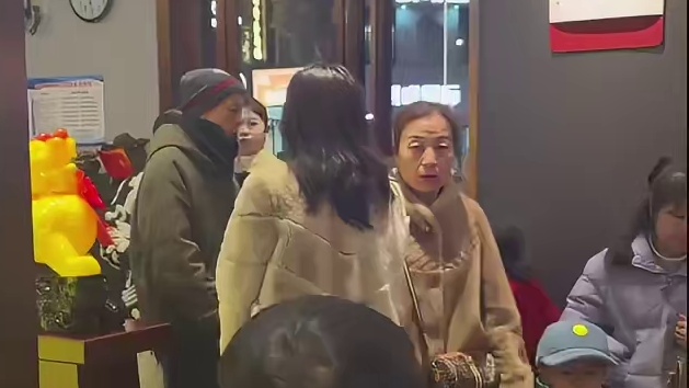 【新店启航，美食不打烊！】
嘿，美食小伙伴们！饭桌故事十里江湾店1月10日盛大开业啦！
从早到晚，不