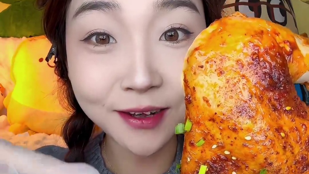 窑鸡真香！！！！#快吃吧大馋丫头 #妈呀太香了 #大口吃肉的感觉太爽了 #窑鸡