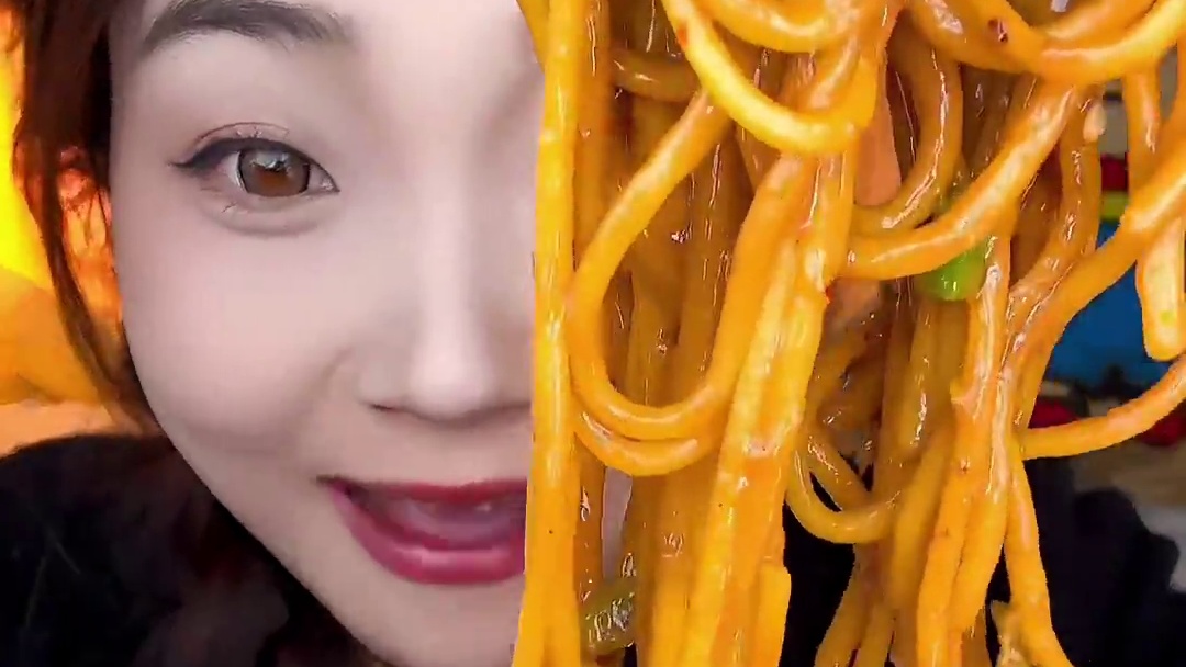 我真的吃了好久这个热干面了哈哈，他的麻酱调的味道很好！黏糊糊的可好吃啦，你们喜欢湿点多留点底汤 我喜