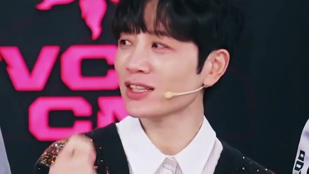 EDG夺冠小趣事，真有人抱着奖杯睡觉 #无畏契约 #vctcn全员花式营业 #王俊凯开黑打瓦 #王俊