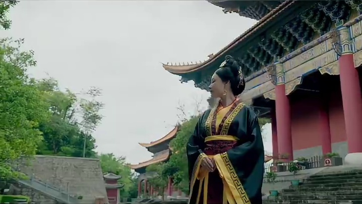 调一杯“寻三塔”，品人间好时节。 #汉服之美在华夏 #变装 #古装变身 #穿越 #调酒